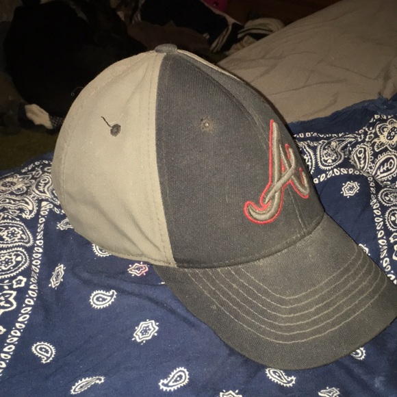 Atlanta Braves Hat - Picture 2 of 3
